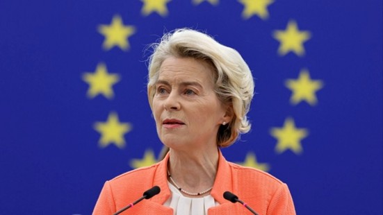 Da Trump med ét tweet fik markedet til at eksplodere, blev det tydeligt, hvor politisk usikkert det amerikanske aktiemarked er. I kontrast står Europa, hvor Ursula von der Leyen understregede: “Europe is open for business.” Det sender et klart signal om stabilitet, forudsigelighed – og investeringssikkerhed.